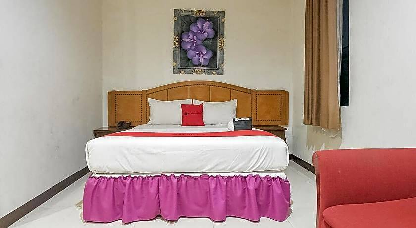 RedDoorz Near Trans Studio Mall 3