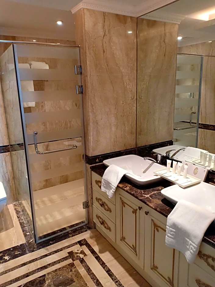 TOLIP Golden Plaza Hotel