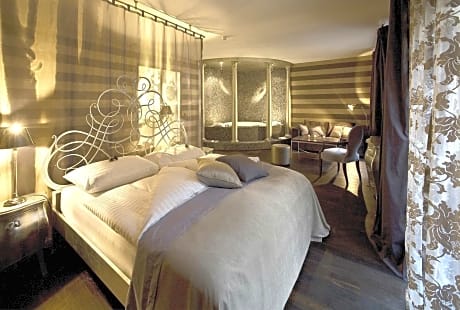 Deluxe Suite with Spa Bath