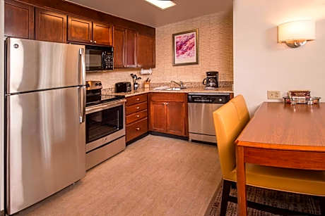 Two-Bedroom Queen Suite