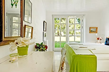 Double Room with Shared Bathroom - Green