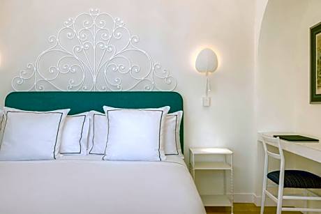 One-Bedroom Capri King Suite with Balcony and Sea View