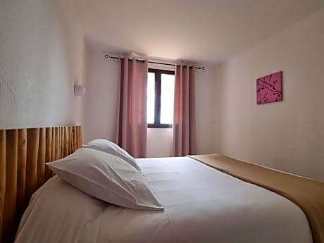 One-Bedroom Bungalow (2 Adults + 2 Children)