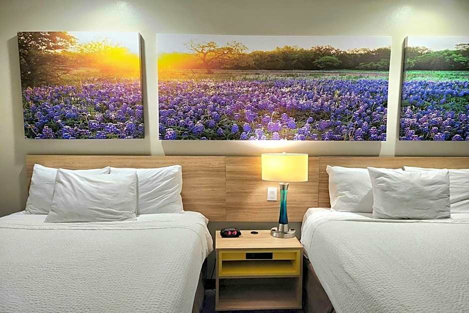 Days Inn & Suites by Wyndham Katy