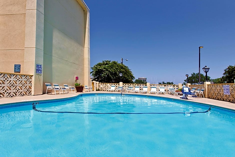 La Quinta Inn & Suites Charleston Riverview