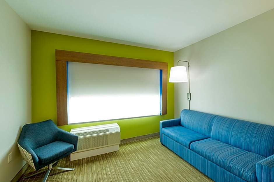 Holiday Inn Express & Suites Lindale – Tyler