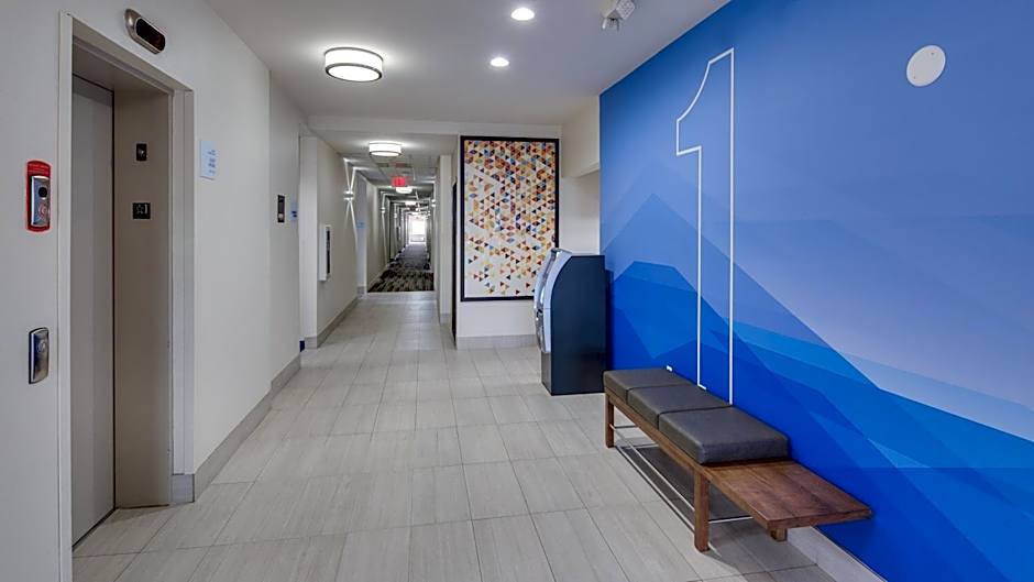 Holiday Inn Express & Suites Detroit - Farmington Hills By IHG