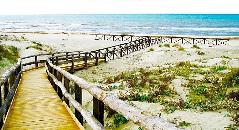 Eliopoli Beach Hostel & Restaurant