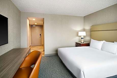 King Room with Roll-In Shower - Mobility/Hearing Accessible