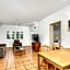 Cairns Reef Apartments & Motel