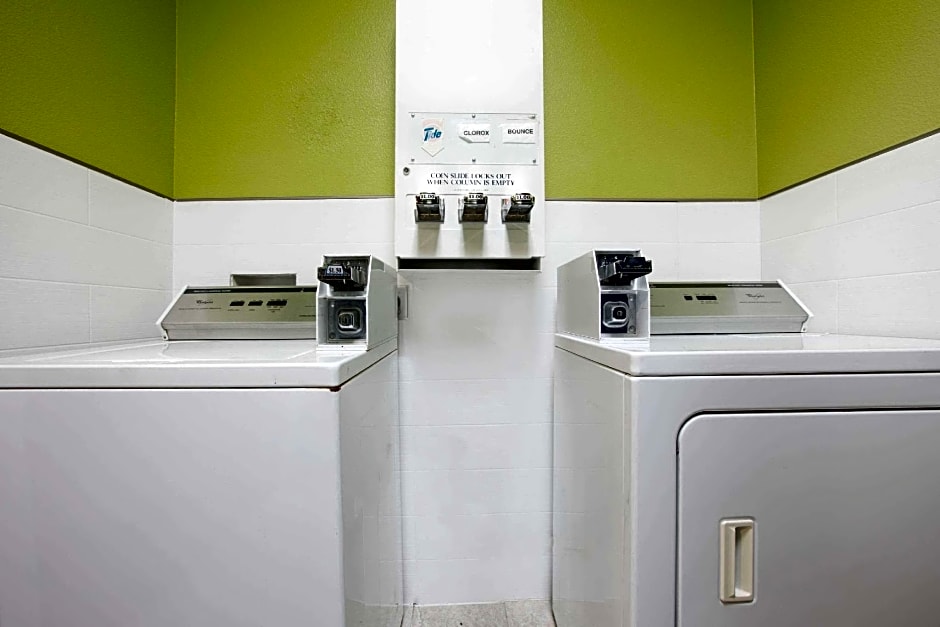 Days Inn & Suites by Wyndham Big Spring