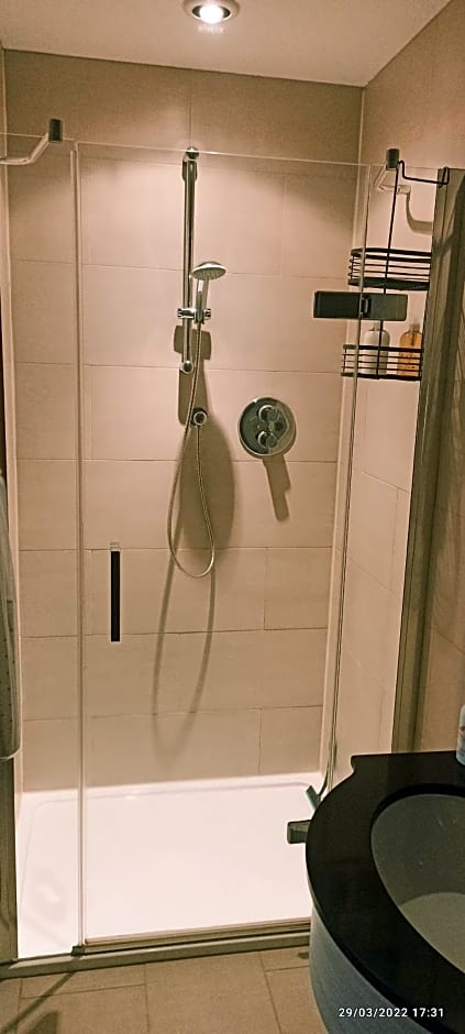 Outlander Boutique B&B King