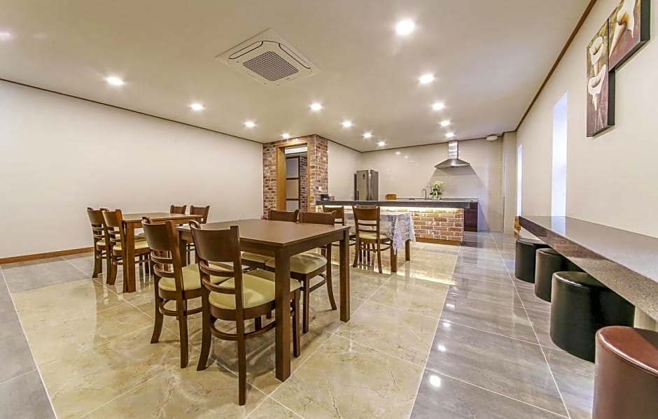 H  Hotel