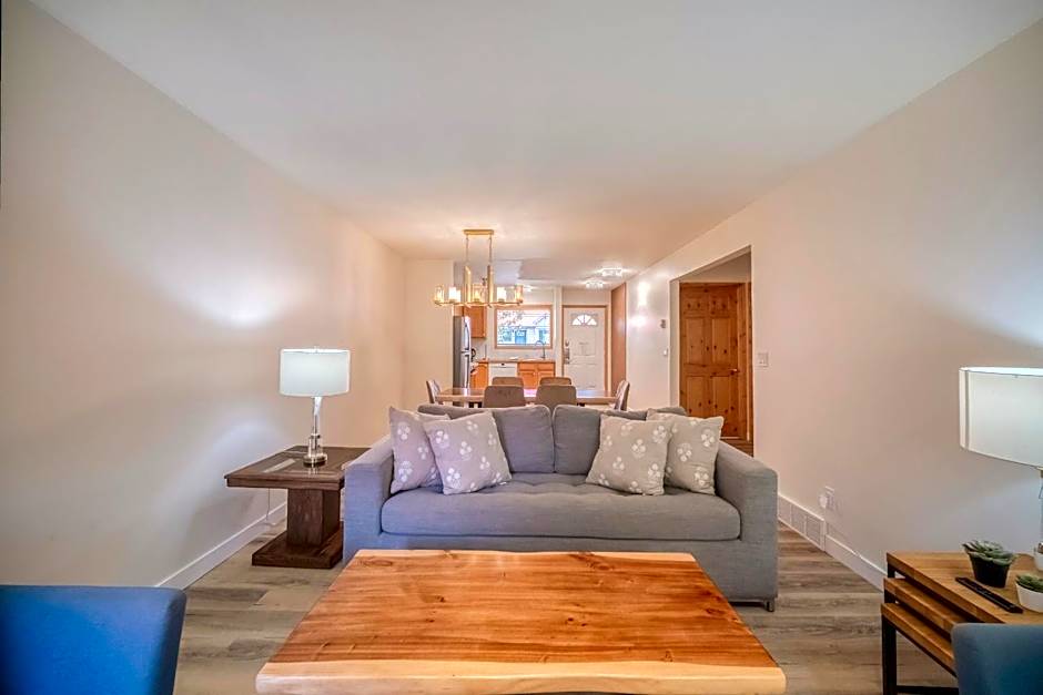 Bow Valley Chalets-Entire 2 King Bedrooms townhouse