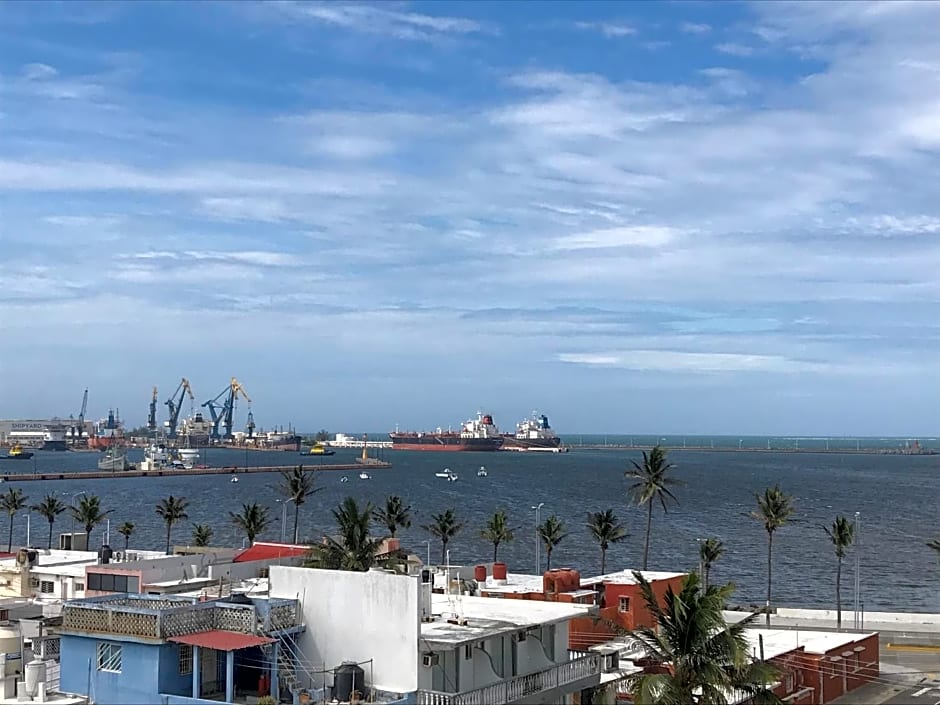 Hotel Dorado a una calle de Playa Regatas y el Malecon