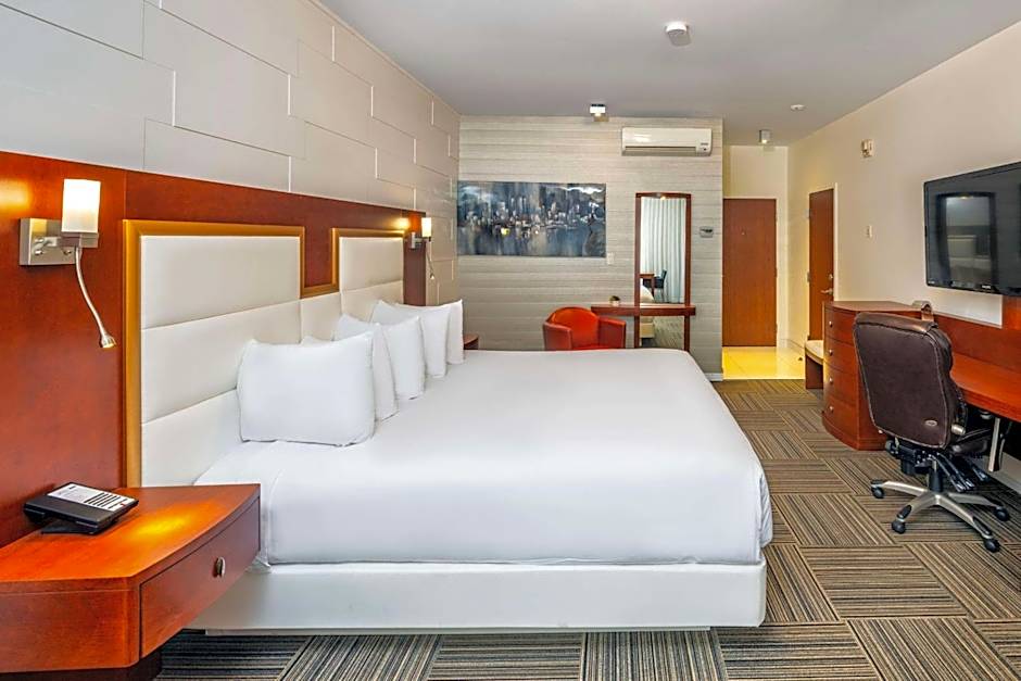Photo 1 of 4 of Deluxe 1 King Bed