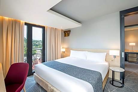 Deluxe King Suite