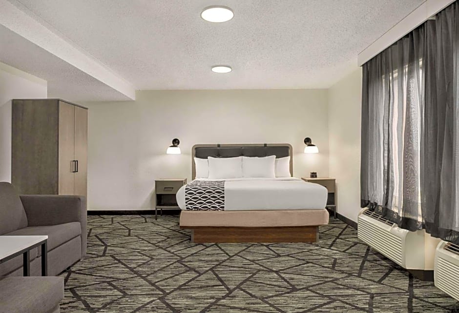 La Quinta Inn & Suites by Wyndham Cleveland Airport West