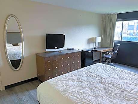 1 King Bed | Mobility Accessible Tub, Nsmk