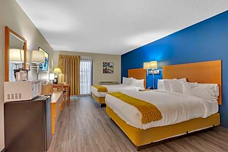 Queen Room with Two Queen Beds - Pet Friendly/Non-Smoking/Poolside