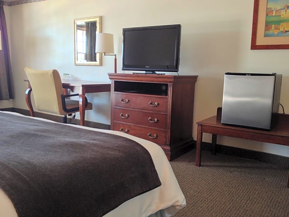 Holiday Hill Inn & Suites
