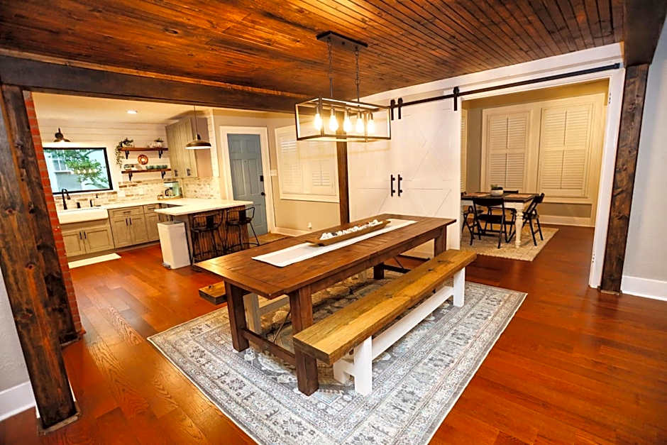 Historic Home Family Friendly Close to Seawall