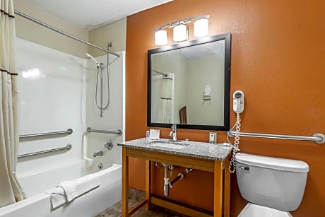 Queen Room - Accessible/Nonsmoking