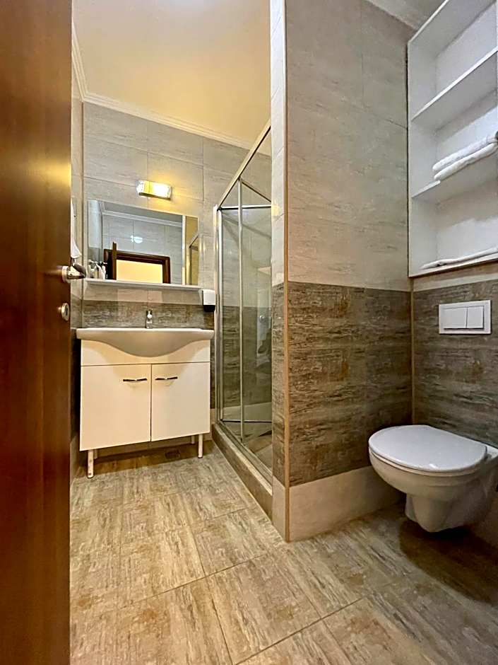 REYNA APART HOTEL