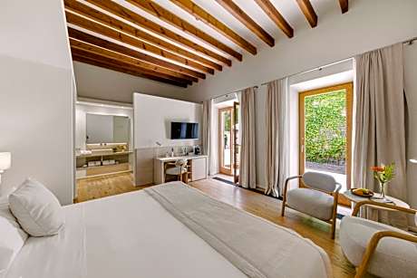 Deluxe Double Room with Private Courtyard