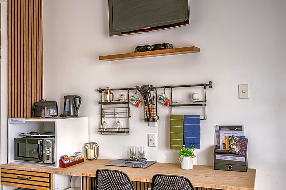 Frimley Lodge Motel - with Airport Shuttle service- Best Location in Town