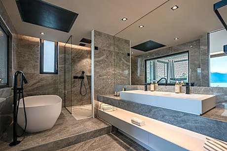 Panoramic Room, Terrace, Lake View (2 Queen Beds)