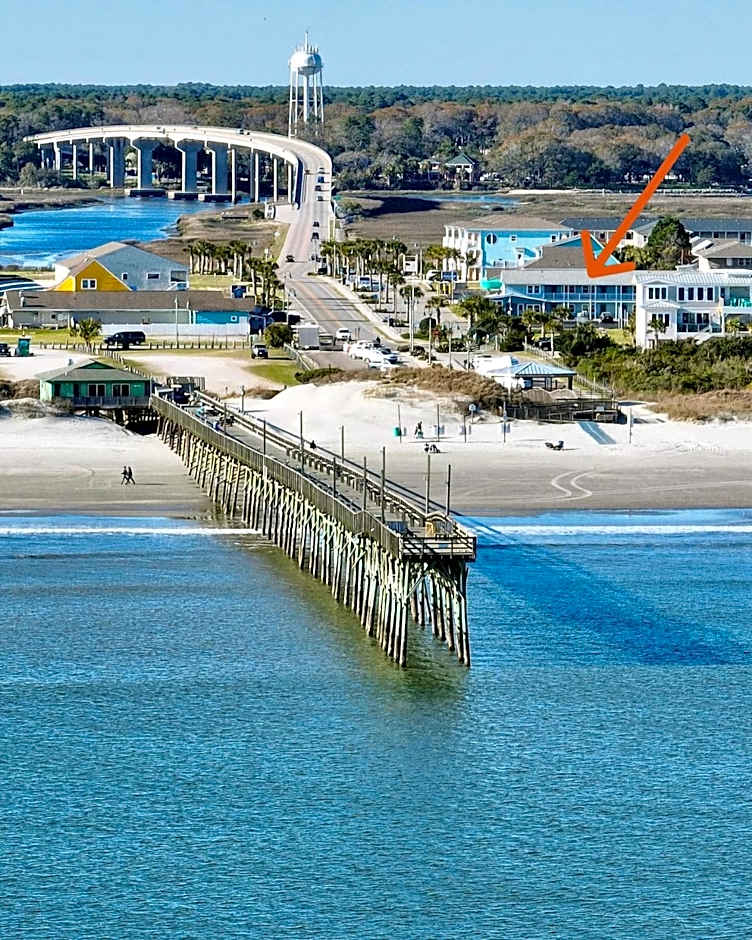 ON ISLAND Ocean View Beachy Studio in Campy 1970s Converted Motel