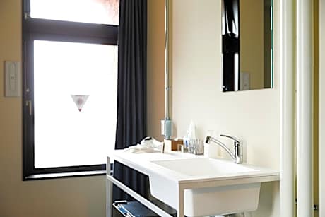 Bunk Bed Twin Room with Shared Bathroom