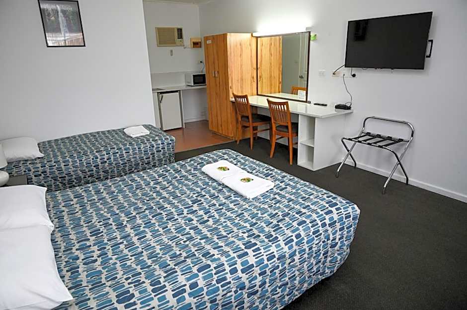 Holbrook Town Centre Motor Inn