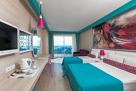 Double or Twin Room with Sea View