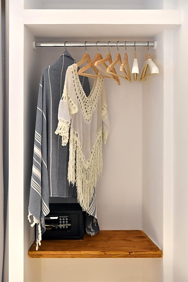 Ammos Luxury Rooms & Home