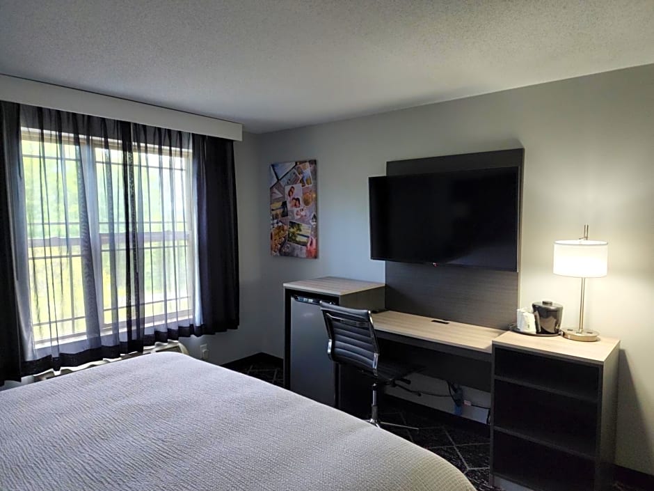 La Quinta Inn & Suites by Wyndham Lake George