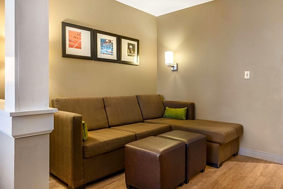 Comfort Inn & Suites At CrossPlex Village
