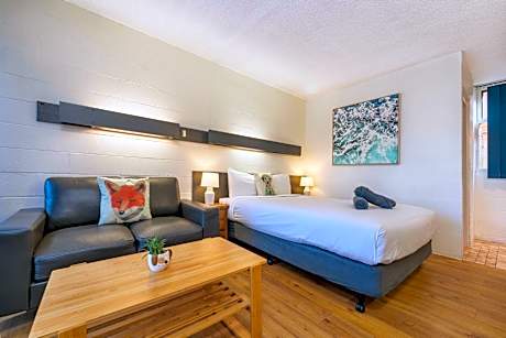 Versatile Queen Room - Pets Welcome