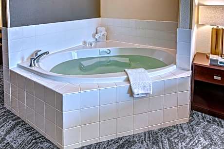 King Suite with Specialty Bathtub and Trundle Sofa