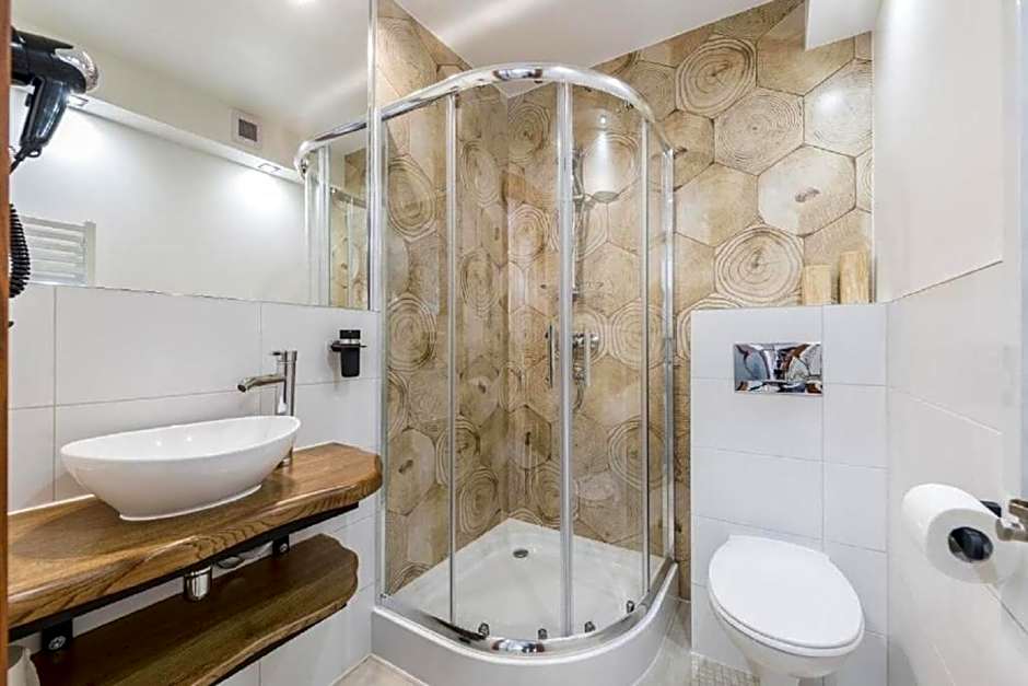 Biały Jeleń z basenem i jacuzzi