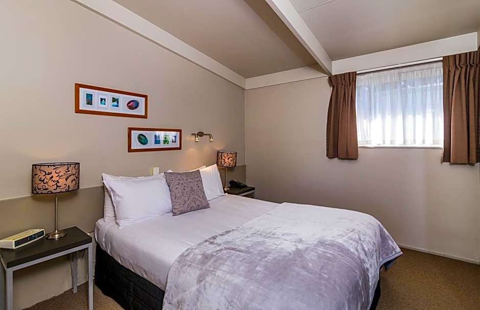 Twin Peaks Lakeside Inn