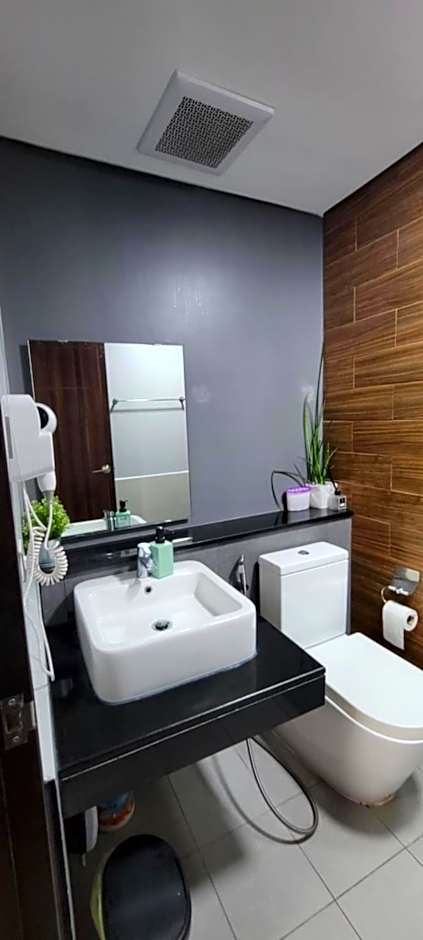 Bayfront Suite in Pasay, Manila Near NAIA Terminal, PICC, Star City, MOA and US Embassy - Pet-Friendly, Free Pool, Wi-Fi & Netflix