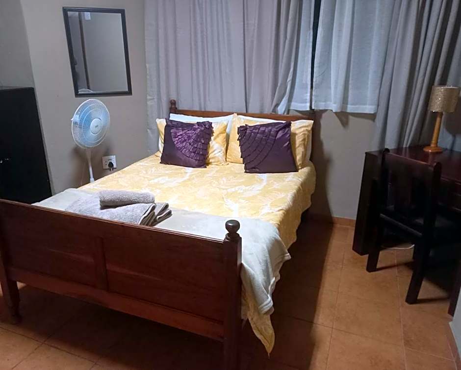 Gaggle Inn Guest Lodge