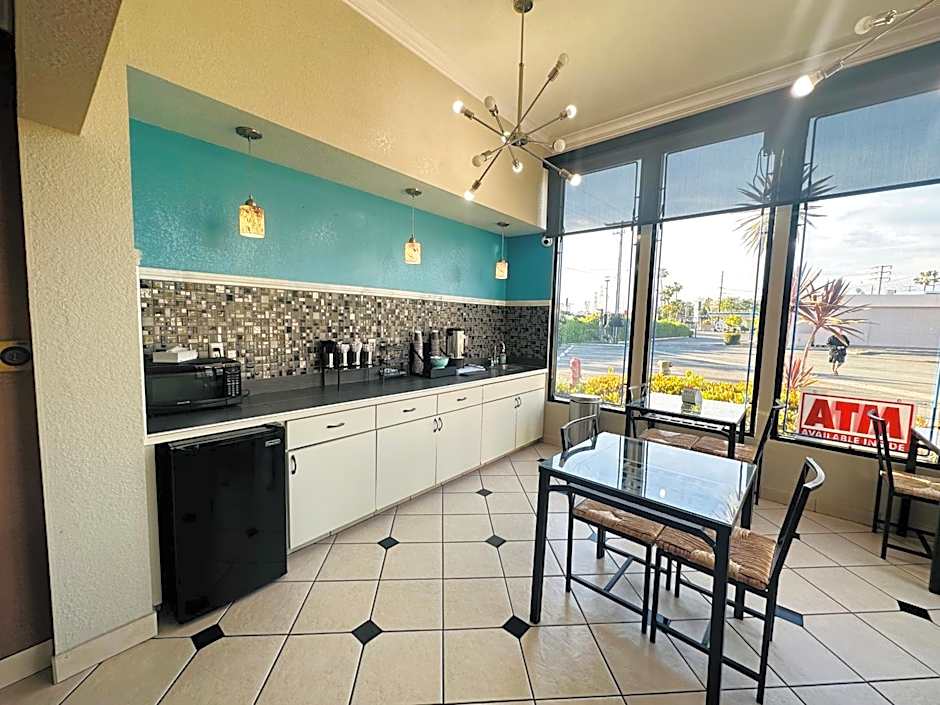 Casa Blanca Hotel & Suites Orange SR-55 Freeway, Near Honda Center, Chapman University, Disneyland