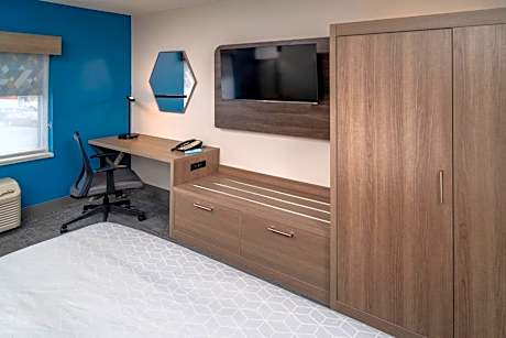 Standard King Room with Roll-in Shower - Mobility Accessible