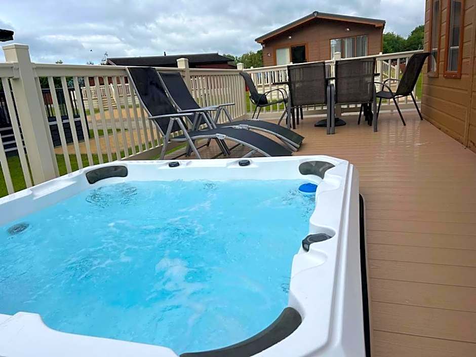 Kingfisher Lodge with Hot Tub