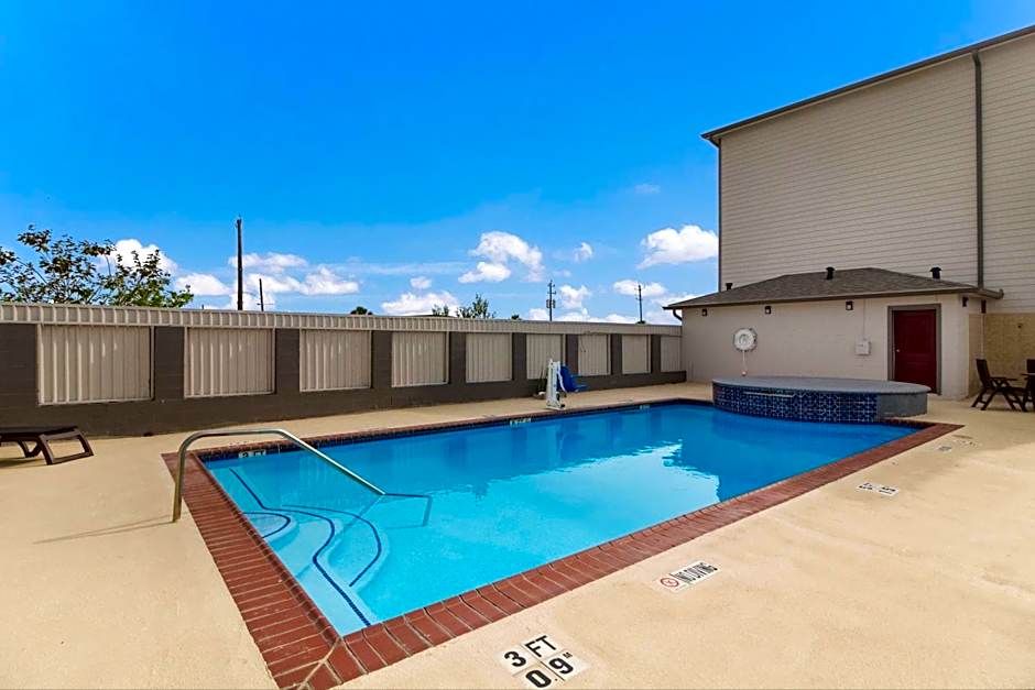 Red Roof PLUS+ Galveston - Beachfront