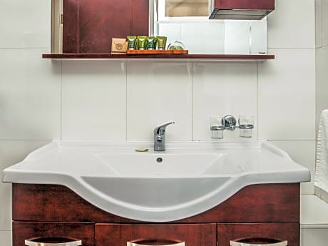 Lodge Room 1 King Bed