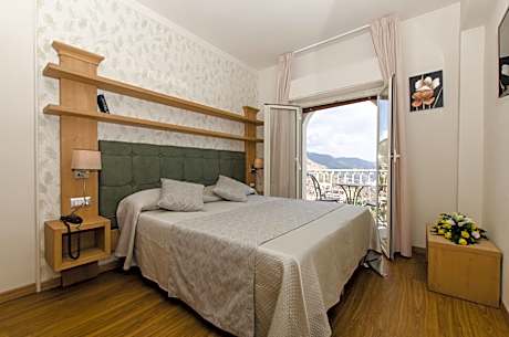 Deluxe Double Room with Balcony and Sea View